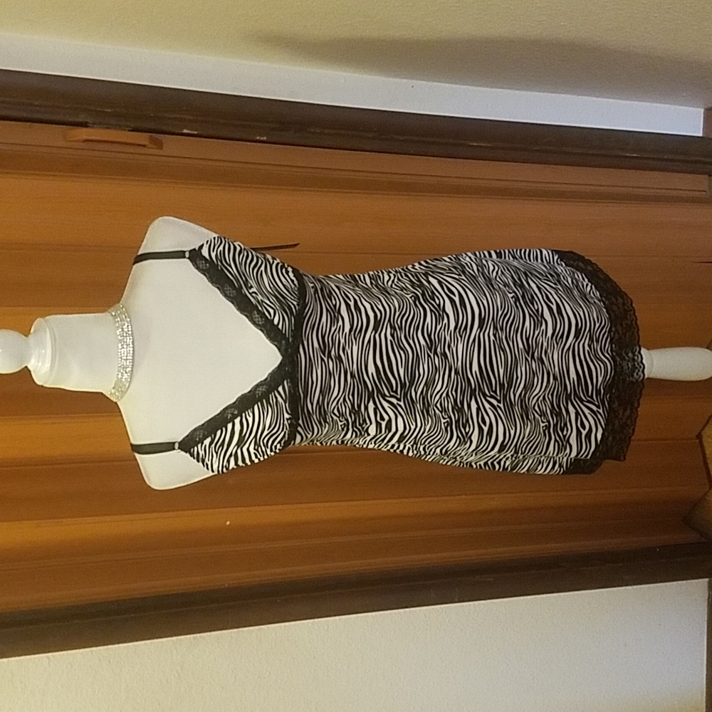BLACK AND WHITE ZEBRA STRIPE NIGHT GOWN